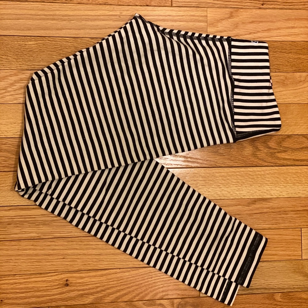 Vintage Lululemon Dark Angel Wings with grapefruit. Size 6 EUC